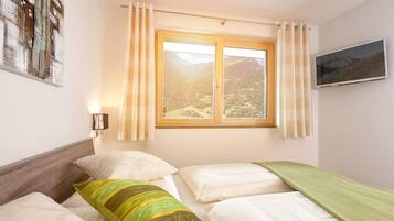 2 chambres, coffres-forts dans les chambres, lit parapluie