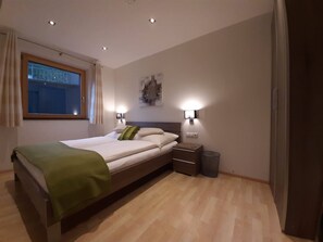 2 chambres, coffres-forts dans les chambres, lit parapluie