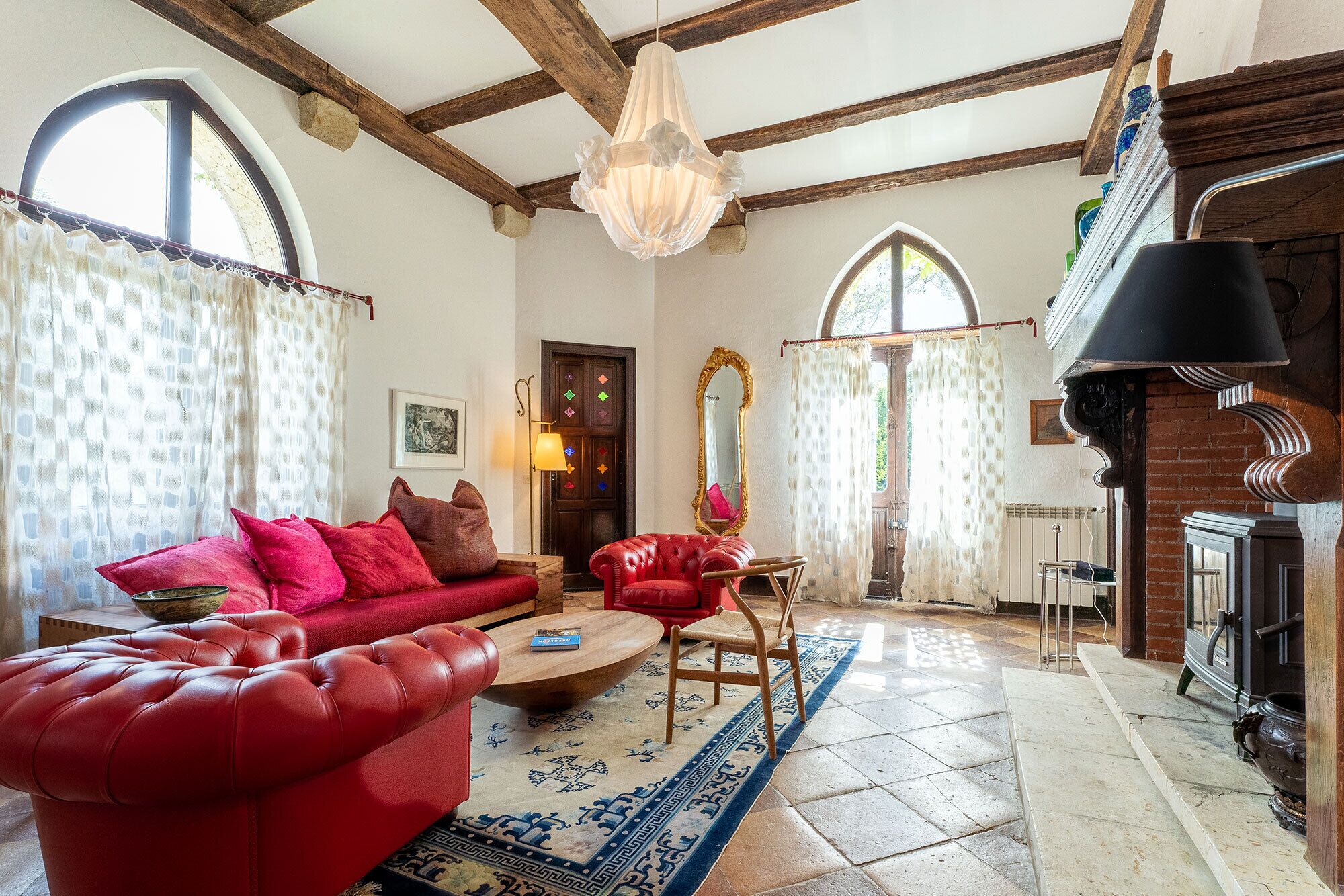 Télévision, cheminée, livres, médiathèque