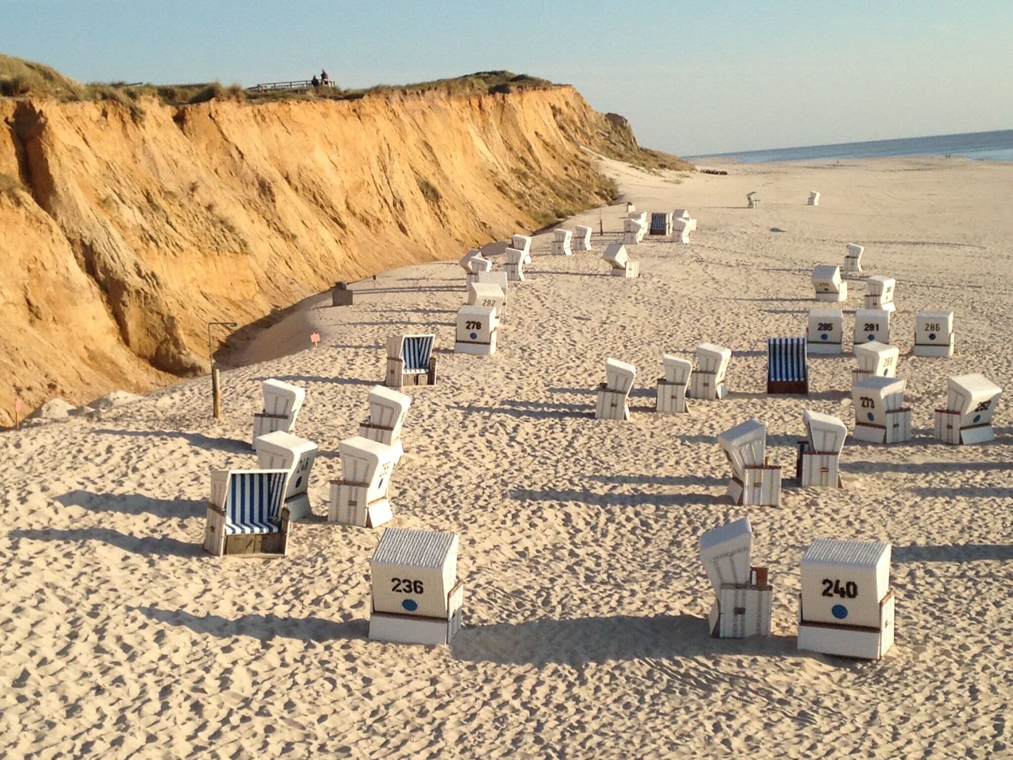 Nära stranden och solstolar