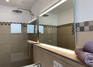 Douche, sèche-cheveux, serviettes fournies, savon