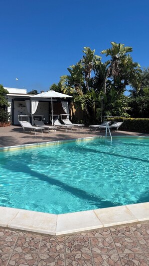 Outdoor pool - House with private tennis court, pool, 300m to the beach, WiFi, air conditioning (Syrakus)