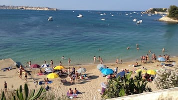 Perto da praia, espreguiçadeiras