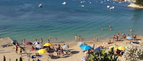 Una playa cerca, sillas reclinables de playa