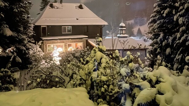 A snow-covered landscape with a house and a tower in the background. - Detached vacation home with sauna and whirlpool for individual use (Thüringen)