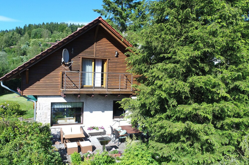 Detached holiday home with sauna and whirlpool for individual use