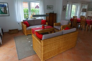 Smart-TV, DVD-Player, Bücher, Musikbibliothek