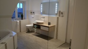 Ducha y bañera combinadas, bañera de hidromasaje y secador de pelo
