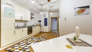 Appartement, Plusieurs lits, non-fumeur | Cuisine privée | Cafétière à espresso, cafetière-théière, réfrigérateur, un four