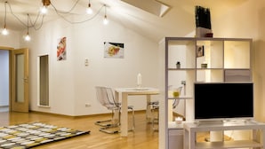 Appartement, Plusieurs lits, non-fumeur | Aire de séjour | Téléviseur à écran plat de 25 cm avec télévision par câble, téléviseur