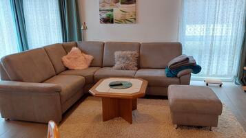 Fernseher, Bücher, Stereoanlage