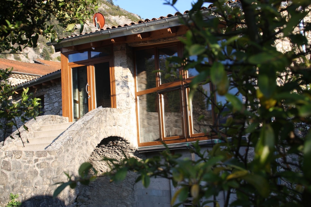 Idyllic, family friendly holiday home with sauna by the river in the mountains