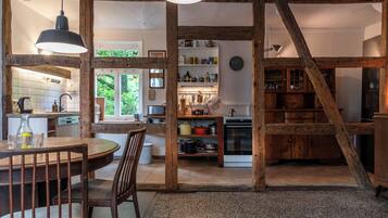 Fridge, oven, stovetop, dishwasher