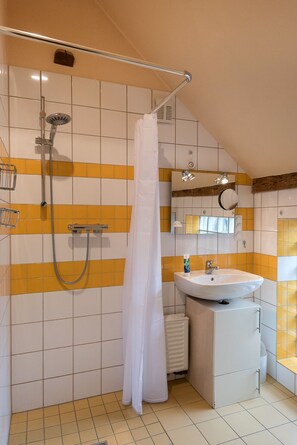 Douche, sèche-cheveux, serviettes fournies, savon