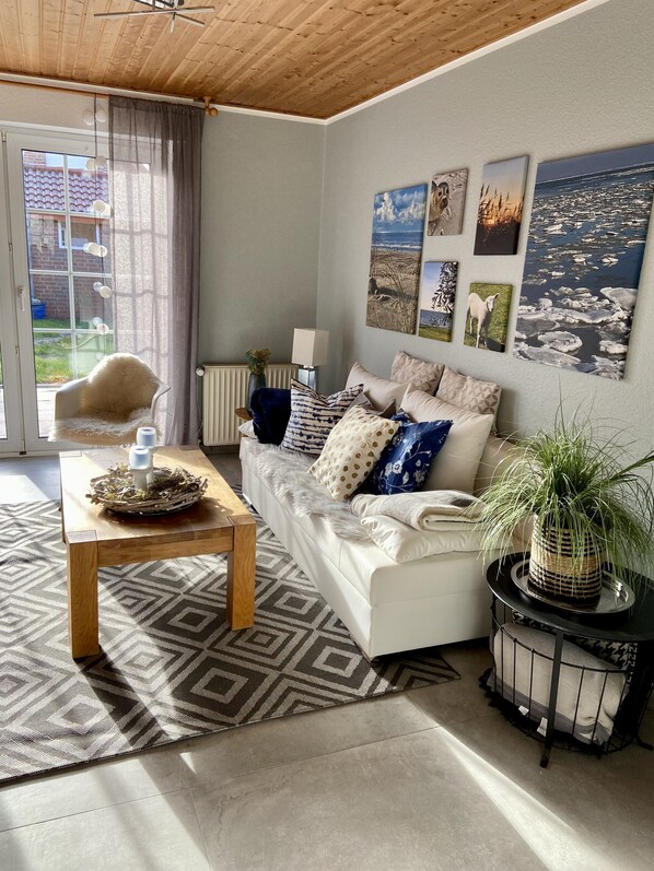 Smart-TV, Kamin, Tischfußball, Bücher