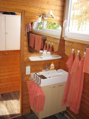 Shower, hair dryer, towels, soap - Wild house, cozy wooden house, 850 m² fenced for your dog. (Simmerath-Rollesbroich)