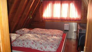 2 bedrooms, iron/ironing board, travel cot, free WiFi