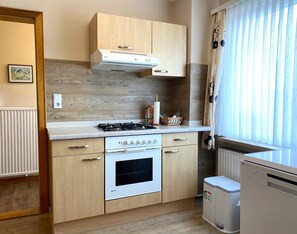 Frigorífico, microondas, horno y placa de cocina