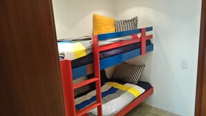 A bunk bed with two levels, each with a mattress and pillows. - Apartment m. Pool u. Sea view, about 500m to the beach in Sesimbra for max. 4 pers (Sesimbra)