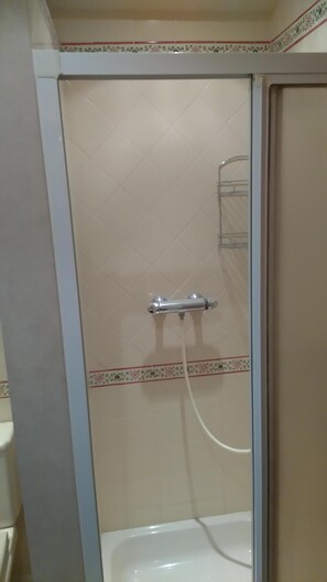 Chuveiro, secador de cabelo, toalhas de banho, sabonete