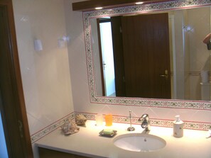 Dusch, hårtork, handdukar och tvål