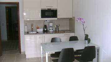 Geladeira, micro-ondas, fogão, cooktop