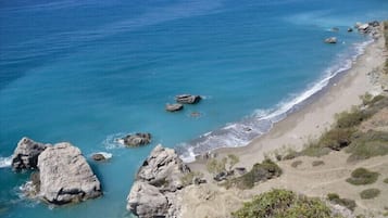 NĂ€ra stranden och solstolar