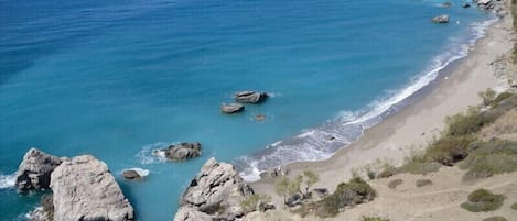 Una spiaggia nelle vicinanze, lettini da mare