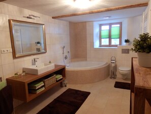 Bathtub, hair dryer, towels - A house to feel (Biberwier)