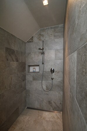 Een douche, een haardroger, handdoeken, toiletpapier