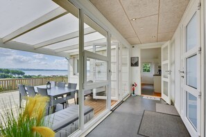 Outdoor dining - Family-friendly holiday home with a panoramic view of the Aabenraa Fjord (Aabenraa)