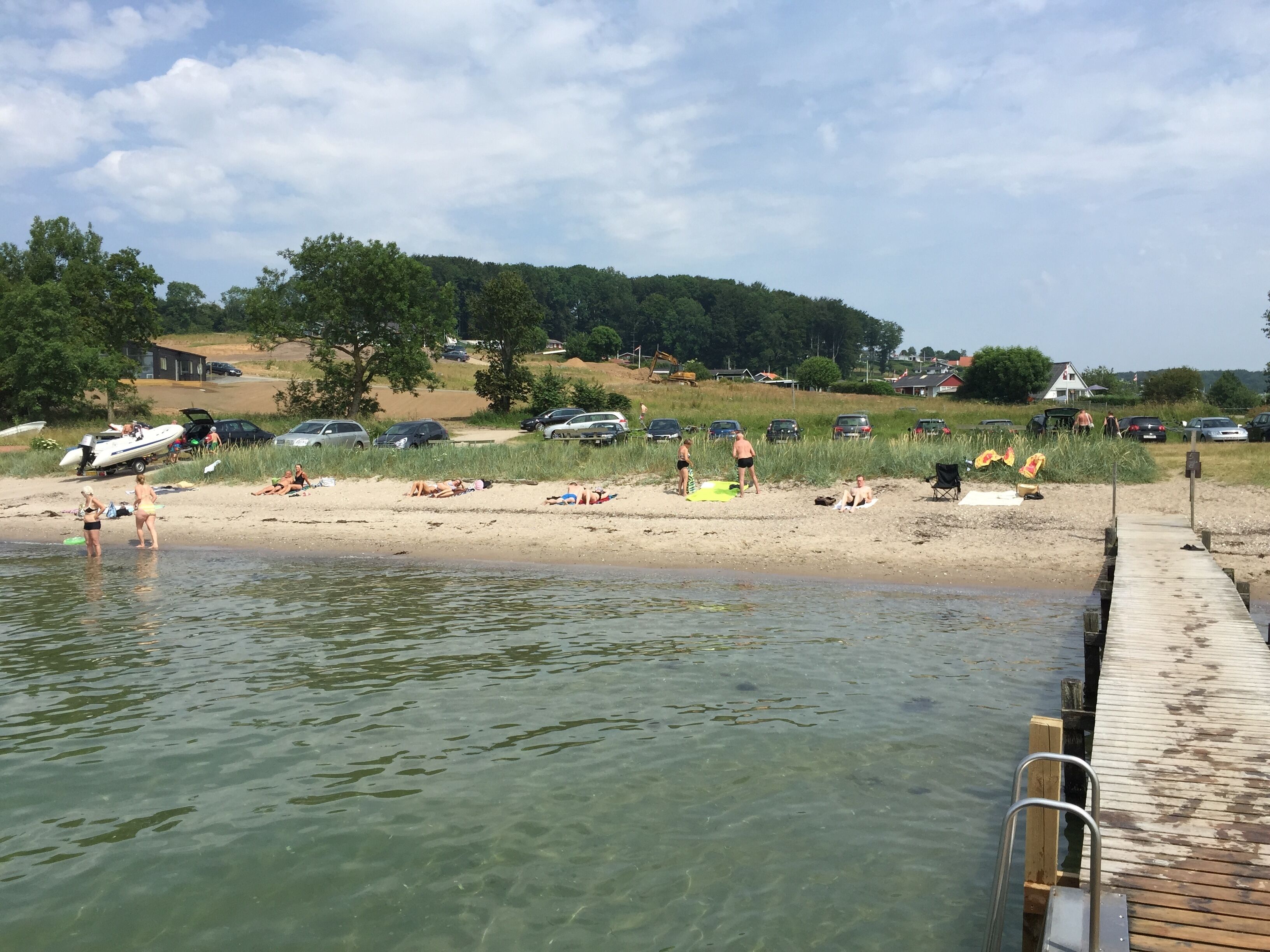 Nära stranden och solstolar