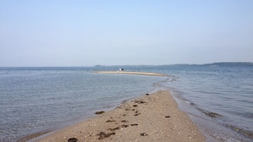 Una spiaggia nelle vicinanze, lettini da mare