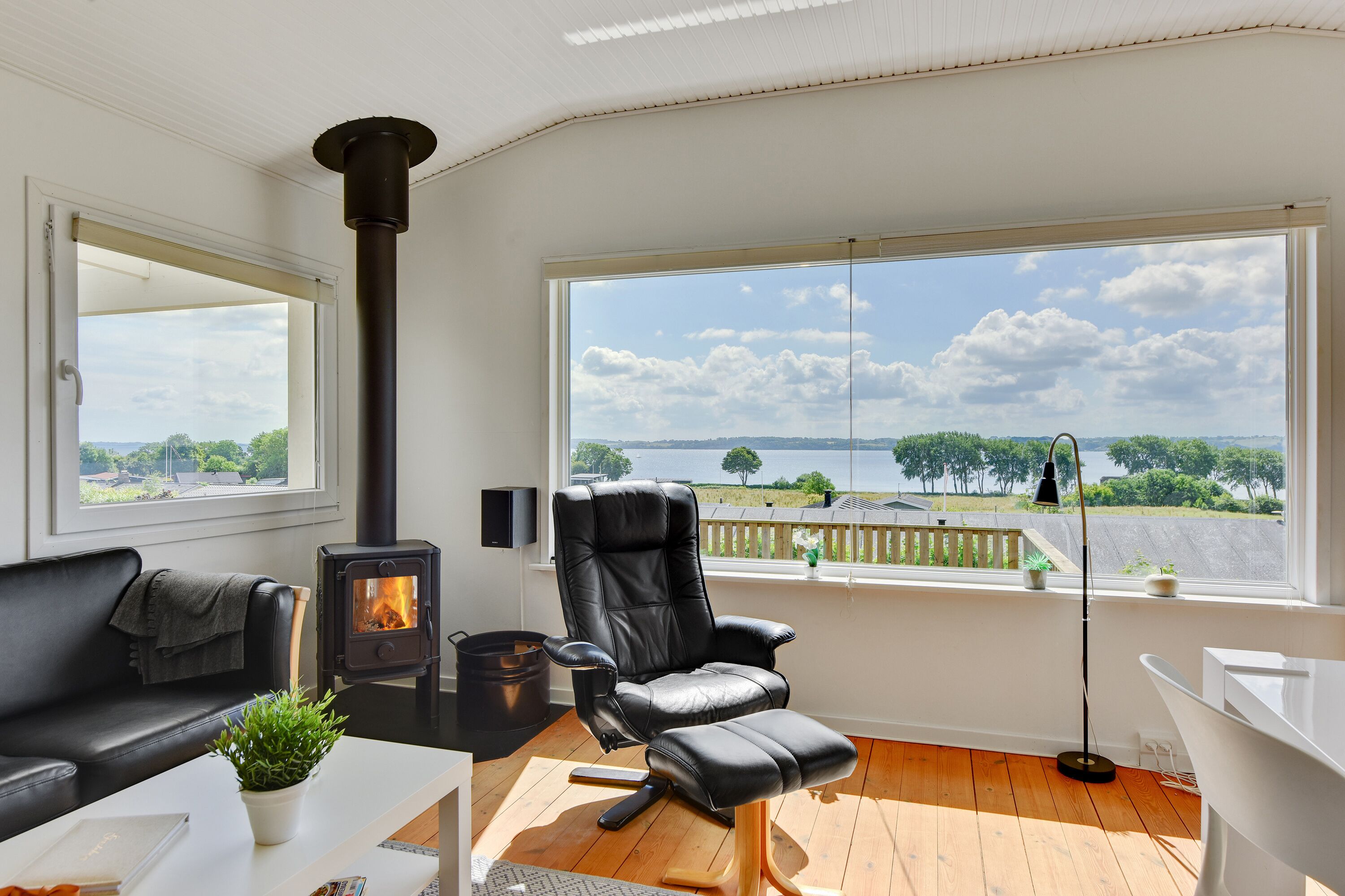 Smart-tv, eldstad och en stereo