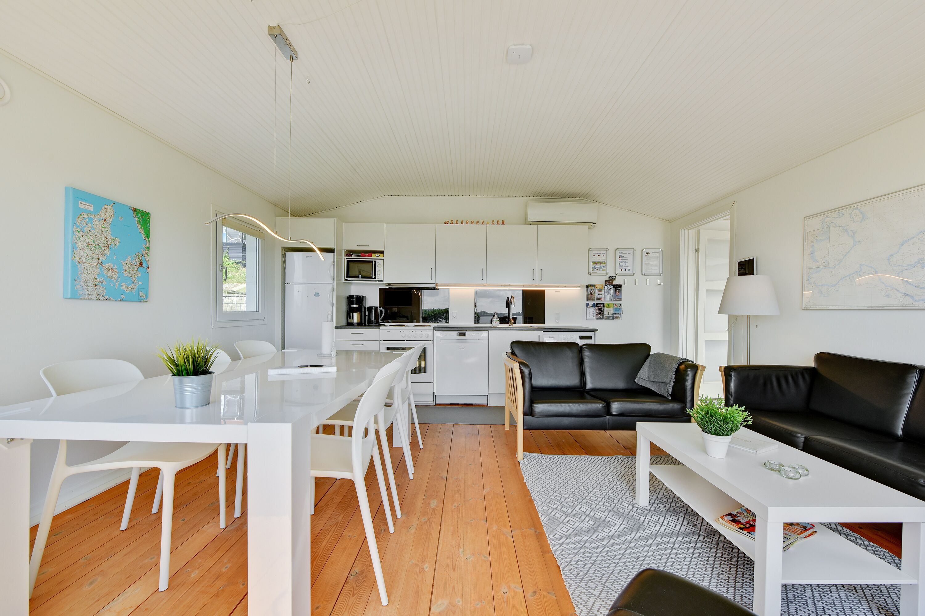 Family-friendly holiday home with a panoramic view of the Aabenraa Fjord