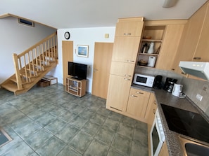 Kylskåp, mikrovågsugn, ugn och spishäll