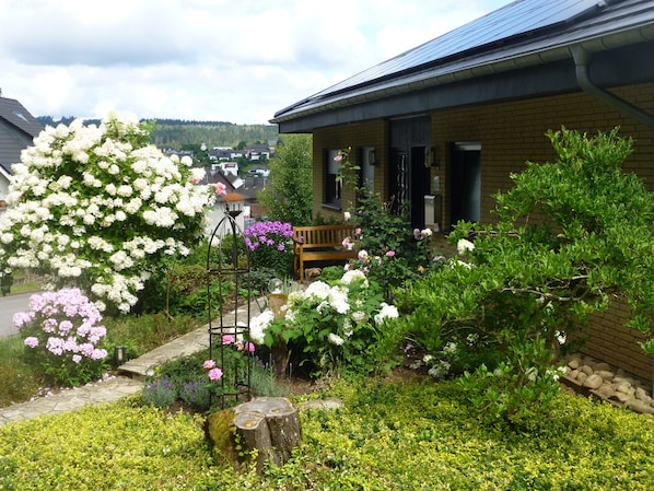 Property grounds - Disabled-friendly apartment with garden, terrace, e-car charging facility (Losheim am See)