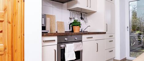 Fridge, oven, stovetop, dishwasher