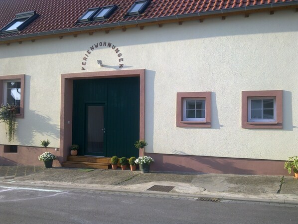 المنشأة من الخارج