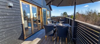 Modern vacation home: sea view, 4 bedrooms, 2 bathrooms, beach 100 m, terrace