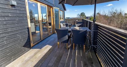 Modern vacation home: sea view, 4 bedrooms, 2 bathrooms, beach 100 m, terrace