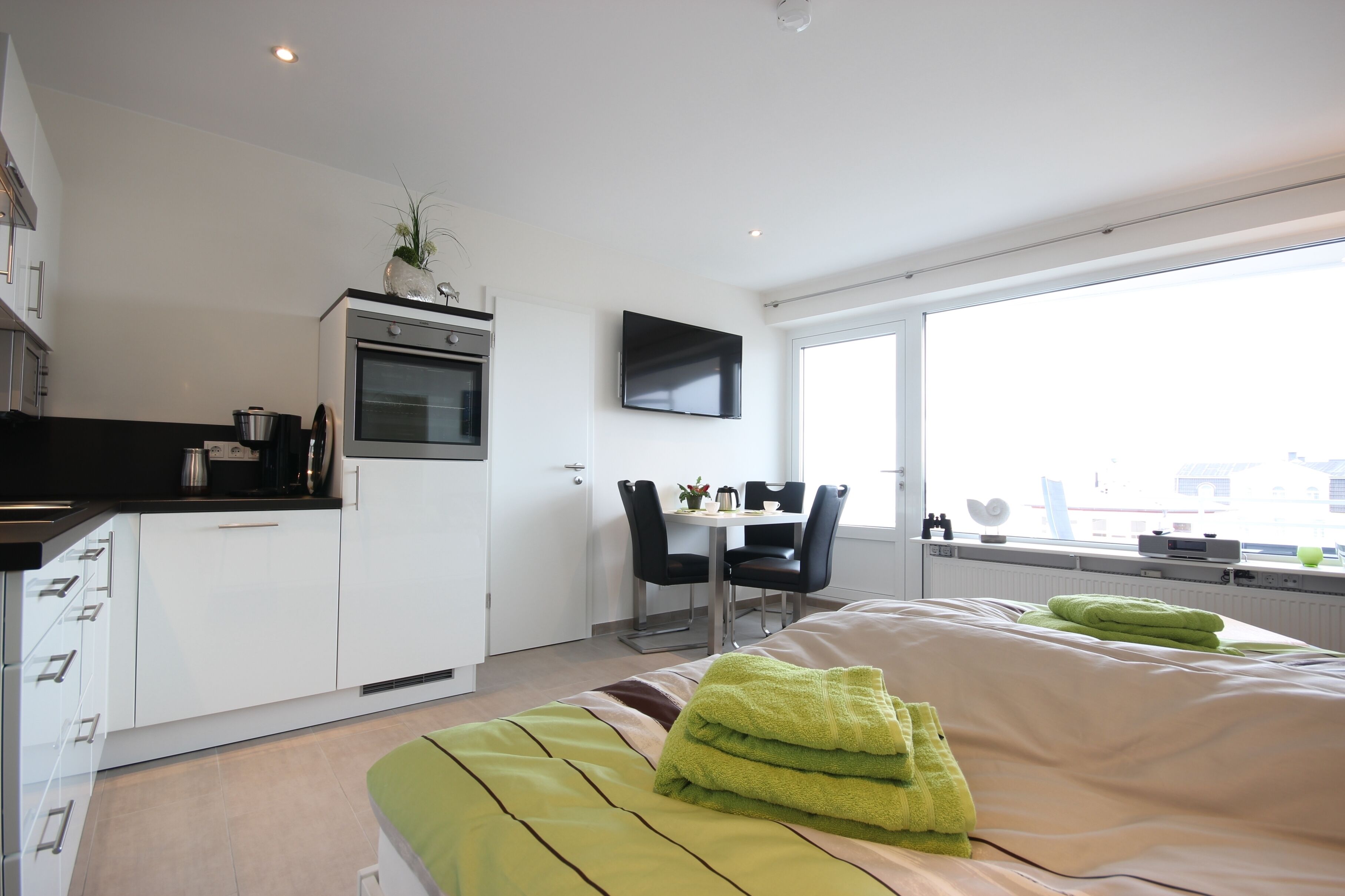 Silitysrauta/-lauta, vauvan matkasänky, Wi-Fi, vuodevaatteet