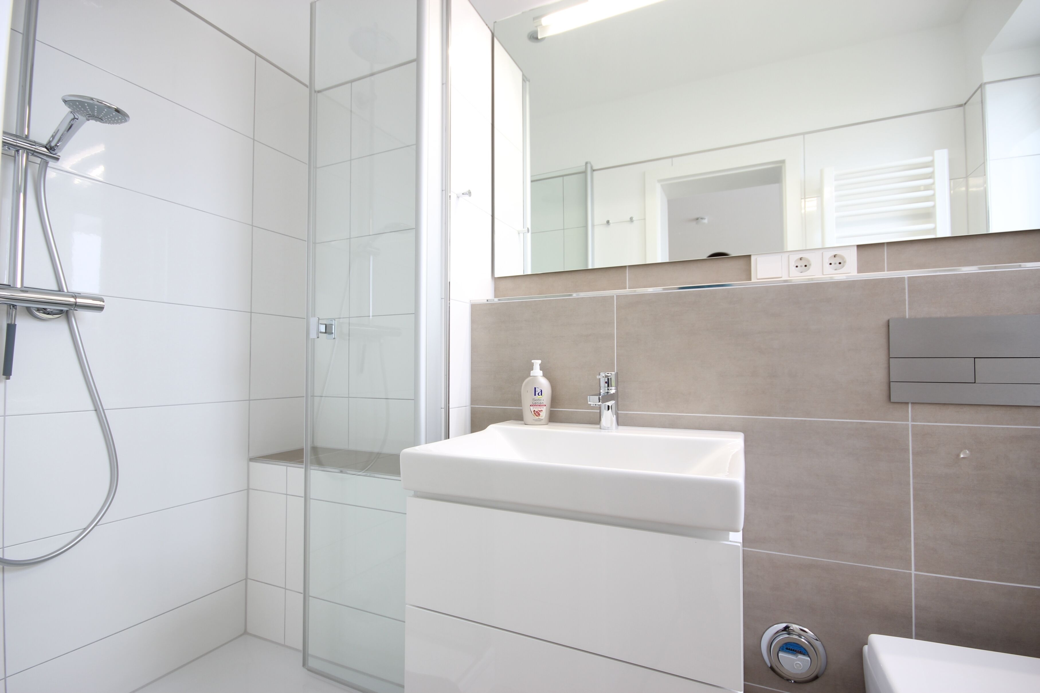Dusche, Haartrockner, Handtücher