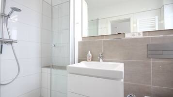 Dusche, Haartrockner, Handtücher