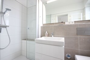 Douche, sèche-cheveux, serviettes fournies