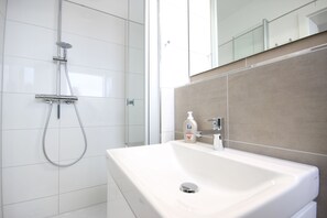 Douche, sèche-cheveux, serviettes fournies