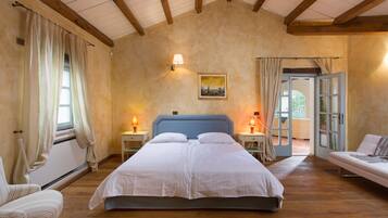 5 bedrooms, iron/ironing board, WiFi, bed sheets