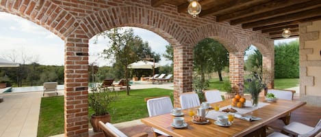 Outdoor dining