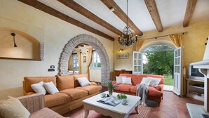 Una sala de estar acogedora con dos sofás, una mesa de centro y una chimenea.