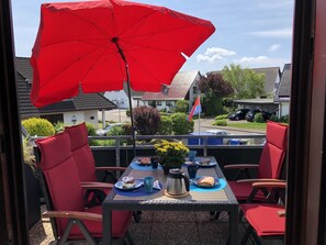 Outdoor dining - THIS is OUR apartment! (Büsum)
